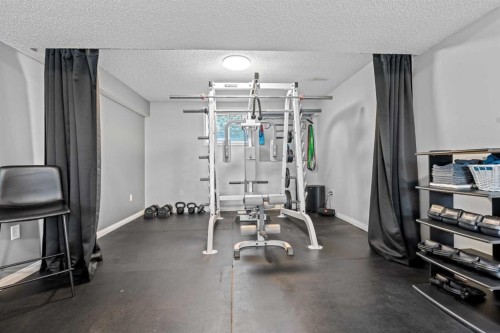 10619 Oakmoor Way Sw, Calgary, AB - Indoor Photo Showing Other Room