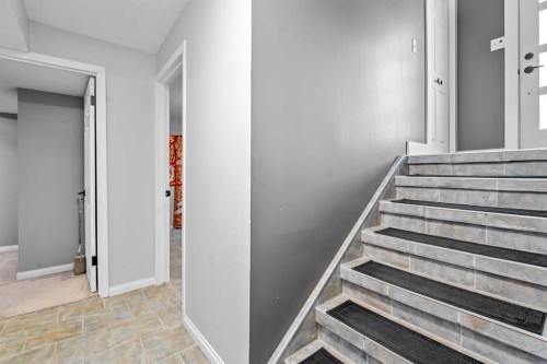 10619 Oakmoor Way Sw, Calgary, AB - Indoor Photo Showing Other Room