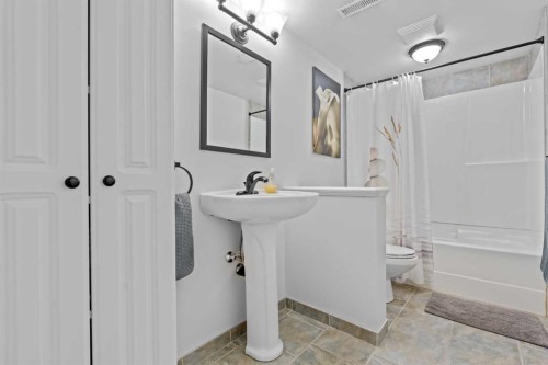 10619 Oakmoor Way Sw, Calgary, AB - Indoor Photo Showing Bathroom