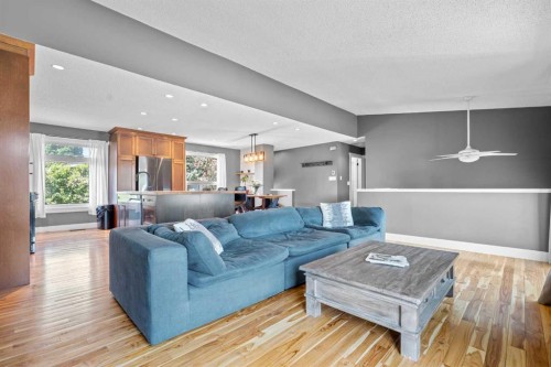 10619 Oakmoor Way Sw, Calgary, AB - Indoor Photo Showing Living Room