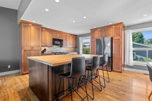 10619 Oakmoor Way Sw, Calgary, AB - Indoor Photo Showing Kitchen With Upgraded Kitchen