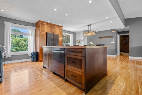 10619 Oakmoor Way Sw, Calgary, AB - Indoor Photo Showing Kitchen