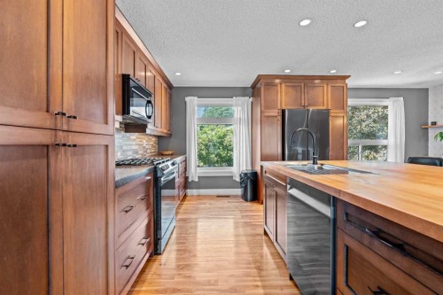 10619 Oakmoor Way Sw, Calgary, AB - Indoor Photo Showing Kitchen With Upgraded Kitchen