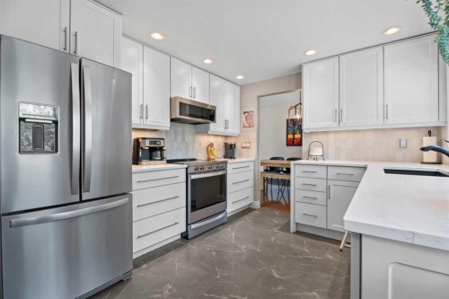 15 Lock Crescent, Okotoks, AB - Indoor Photo Showing Kitchen With Upgraded Kitchen