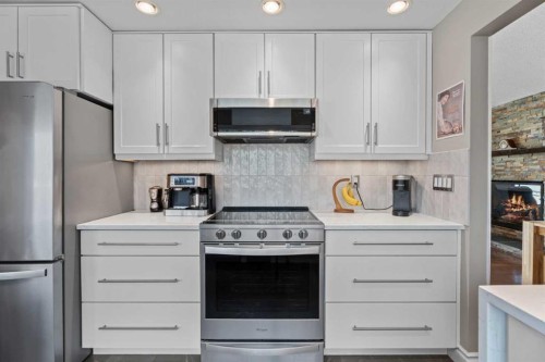15 Lock Crescent, Okotoks, AB - Indoor Photo Showing Kitchen