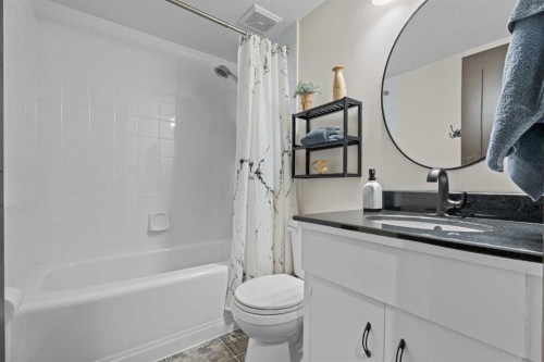 15 Lock Crescent, Okotoks, AB - Indoor Photo Showing Bathroom