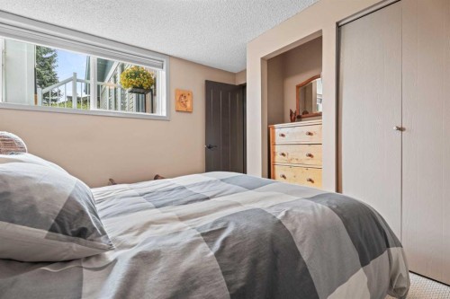 15 Lock Crescent, Okotoks, AB - Indoor Photo Showing Bedroom