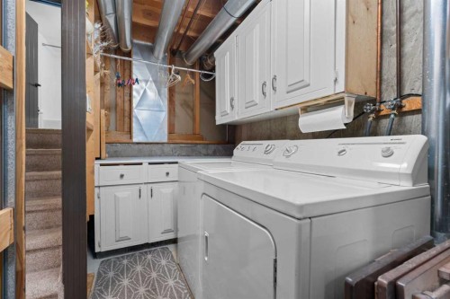 15 Lock Crescent, Okotoks, AB - Indoor Photo Showing Laundry Room