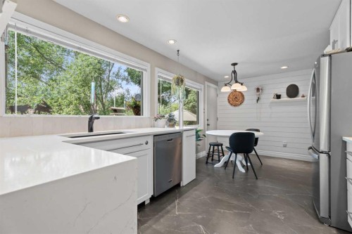 15 Lock Crescent, Okotoks, AB - Indoor Photo Showing Kitchen With Upgraded Kitchen