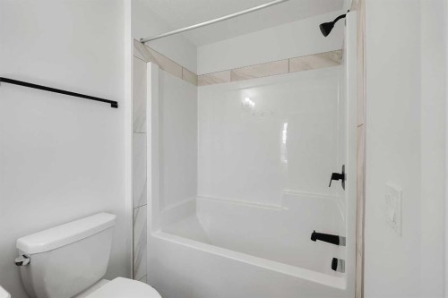 16 Legacy Glen Green Se, Calgary, AB - Indoor Photo Showing Bathroom