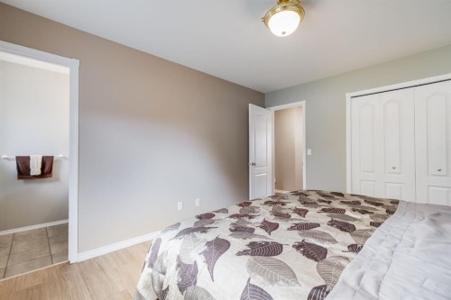 1521 Mary Place, Didsbury, AB - Indoor Photo Showing Bedroom