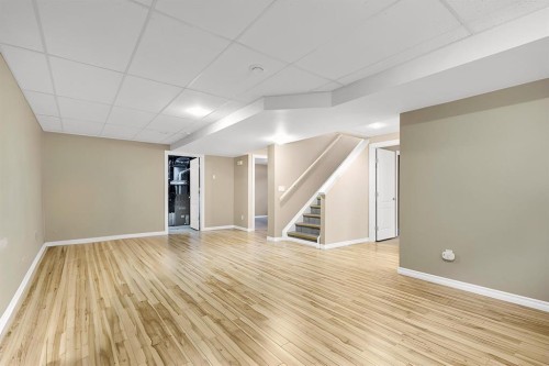 1521 Mary Place, Didsbury, AB - Indoor Photo Showing Other Room