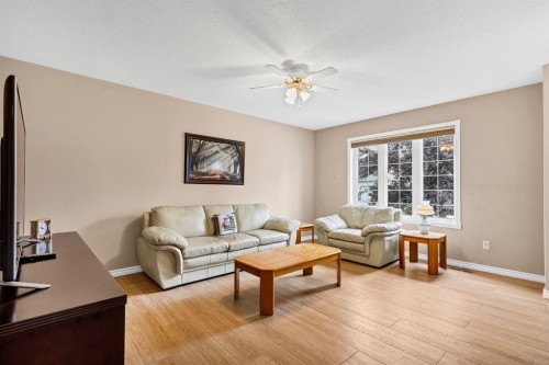 1521 Mary Place, Didsbury, AB - Indoor Photo Showing Living Room