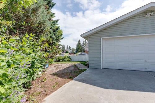 1521 Mary Place, Didsbury, AB - Outdoor