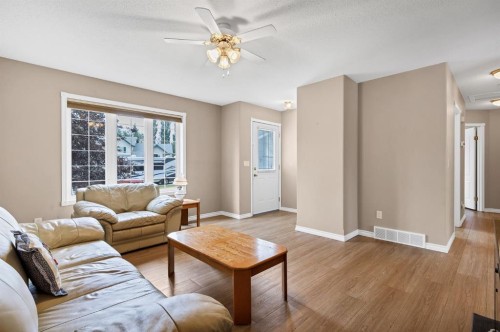 1521 Mary Place, Didsbury, AB - Indoor Photo Showing Living Room