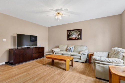 1521 Mary Place, Didsbury, AB - Indoor Photo Showing Living Room