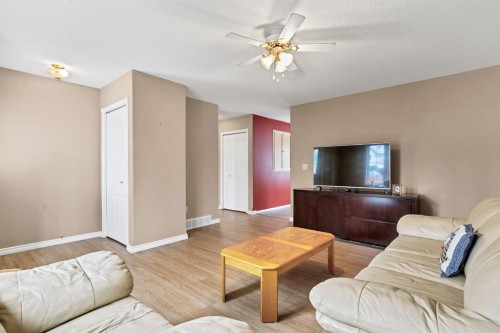 1521 Mary Place, Didsbury, AB - Indoor Photo Showing Living Room