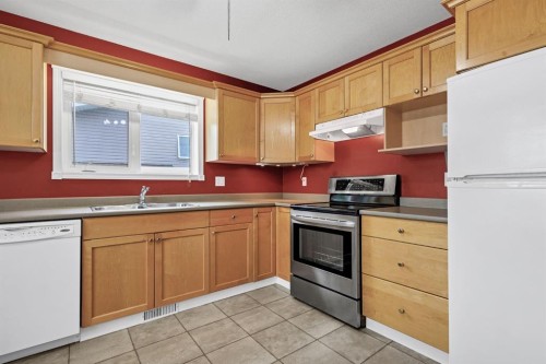 1521 Mary Place, Didsbury, AB - Indoor Photo Showing Kitchen With Double Sink