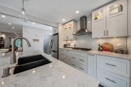 625 13 Avenue Ne, Calgary, AB - Indoor Photo Showing Kitchen With Double Sink With Upgraded Kitchen