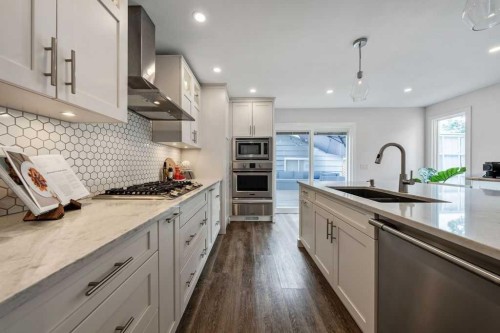 625 13 Avenue Ne, Calgary, AB - Indoor Photo Showing Kitchen With Upgraded Kitchen