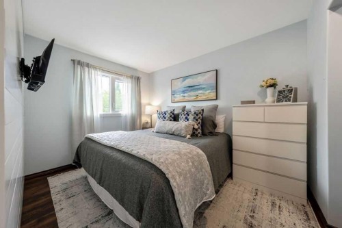 625 13 Avenue Ne, Calgary, AB - Indoor Photo Showing Bedroom