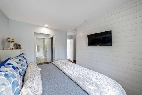 625 13 Avenue Ne, Calgary, AB - Indoor Photo Showing Bedroom