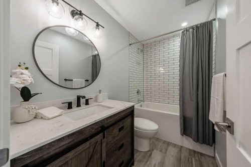 625 13 Avenue Ne, Calgary, AB - Indoor Photo Showing Bathroom