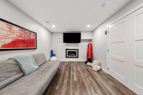 625 13 Avenue Ne, Calgary, AB - Indoor With Fireplace