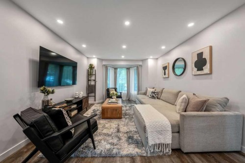 625 13 Avenue Ne, Calgary, AB - Indoor Photo Showing Living Room