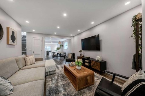 625 13 Avenue Ne, Calgary, AB - Indoor Photo Showing Living Room