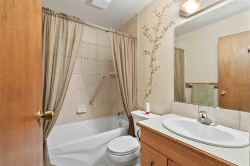 6832 Huntchester Road Ne, Calgary, AB - Indoor Photo Showing Bathroom