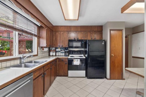 6832 Huntchester Road Ne, Calgary, AB - Indoor Photo Showing Kitchen With Double Sink