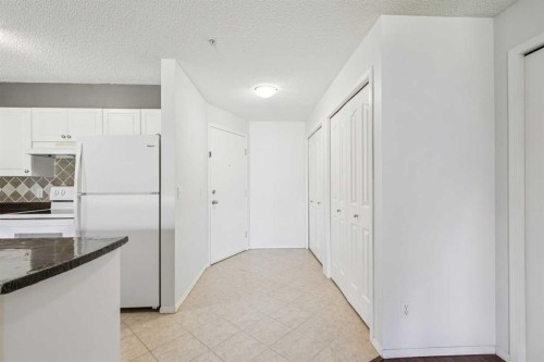 209-1000 Citadel Meadow Point Nw, Calgary, AB - Indoor Photo Showing Kitchen