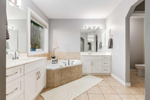 8631 Wentworth Drive Sw, Calgary, AB - Indoor Photo Showing Bathroom