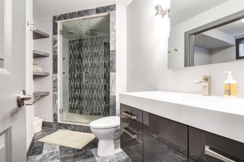 8631 Wentworth Drive Sw, Calgary, AB - Indoor Photo Showing Bathroom