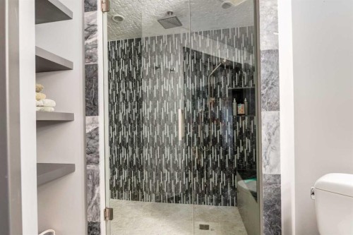 8631 Wentworth Drive Sw, Calgary, AB - Indoor Photo Showing Bathroom