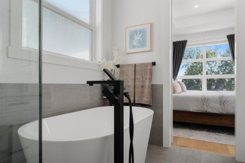 2407 33 Street Sw, Calgary, AB - Indoor Photo Showing Bathroom