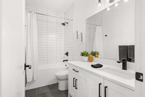 2407 33 Street Sw, Calgary, AB - Indoor Photo Showing Bathroom