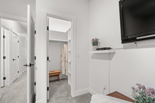 2407 33 Street Sw, Calgary, AB - Indoor
