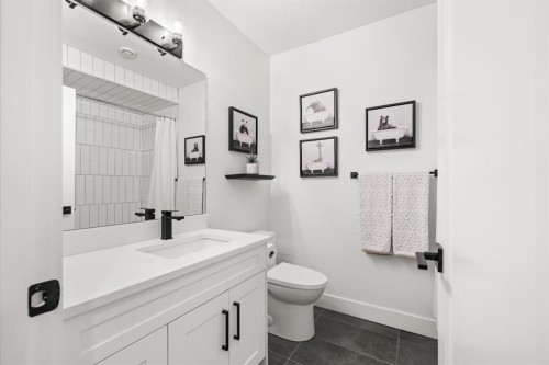 2407 33 Street Sw, Calgary, AB - Indoor Photo Showing Bathroom
