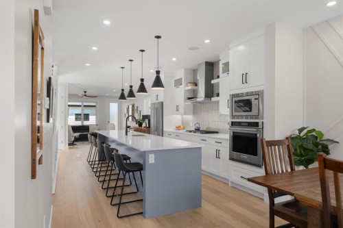 2407 33 Street Sw, Calgary, AB - Indoor Photo Showing Kitchen With Upgraded Kitchen