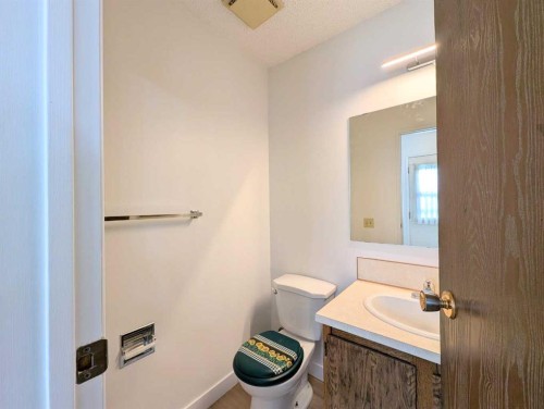 137 Bermuda Drive Nw, Calgary, AB - Indoor Photo Showing Bathroom