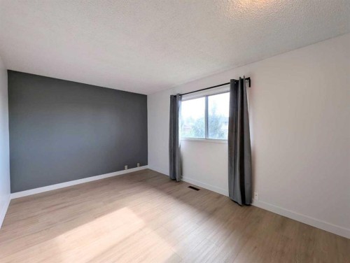 137 Bermuda Drive Nw, Calgary, AB - Indoor Photo Showing Other Room