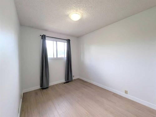 137 Bermuda Drive Nw, Calgary, AB - Indoor Photo Showing Bathroom