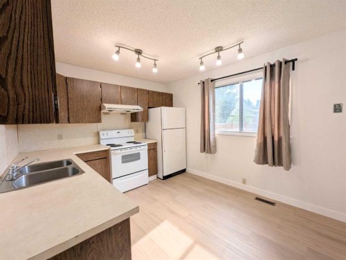 137 Bermuda Drive Nw, Calgary, AB - Indoor Photo Showing Other Room