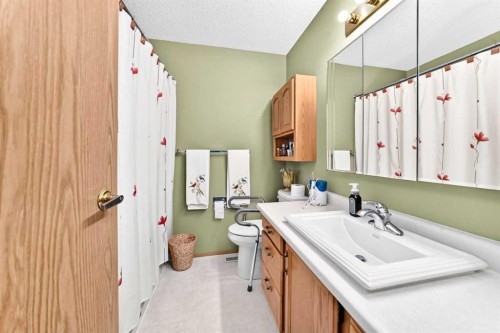 49-2821 Botterill Crescent, Red Deer, AB - Indoor Photo Showing Bathroom