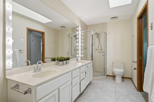 135 Shawnee Rise Sw, Calgary, AB - Indoor Photo Showing Bathroom