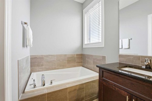 733 Windrow Manor Sw, Airdrie, AB - Indoor Photo Showing Bathroom