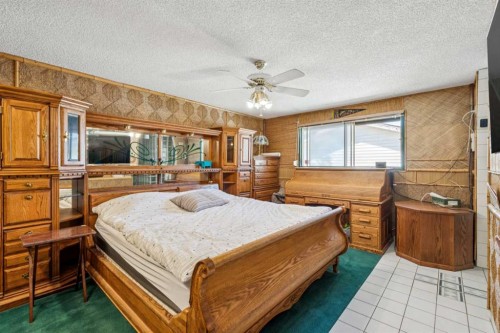 4819 Rundlewood Drive Ne, Calgary, AB - Indoor Photo Showing Bedroom