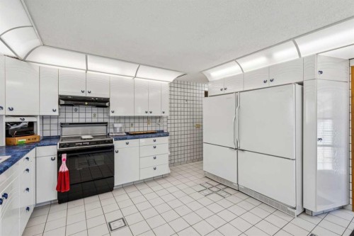 4819 Rundlewood Drive Ne, Calgary, AB - Indoor Photo Showing Kitchen